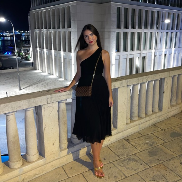 Meet your Posher, Mariana - Picture 1 of 1